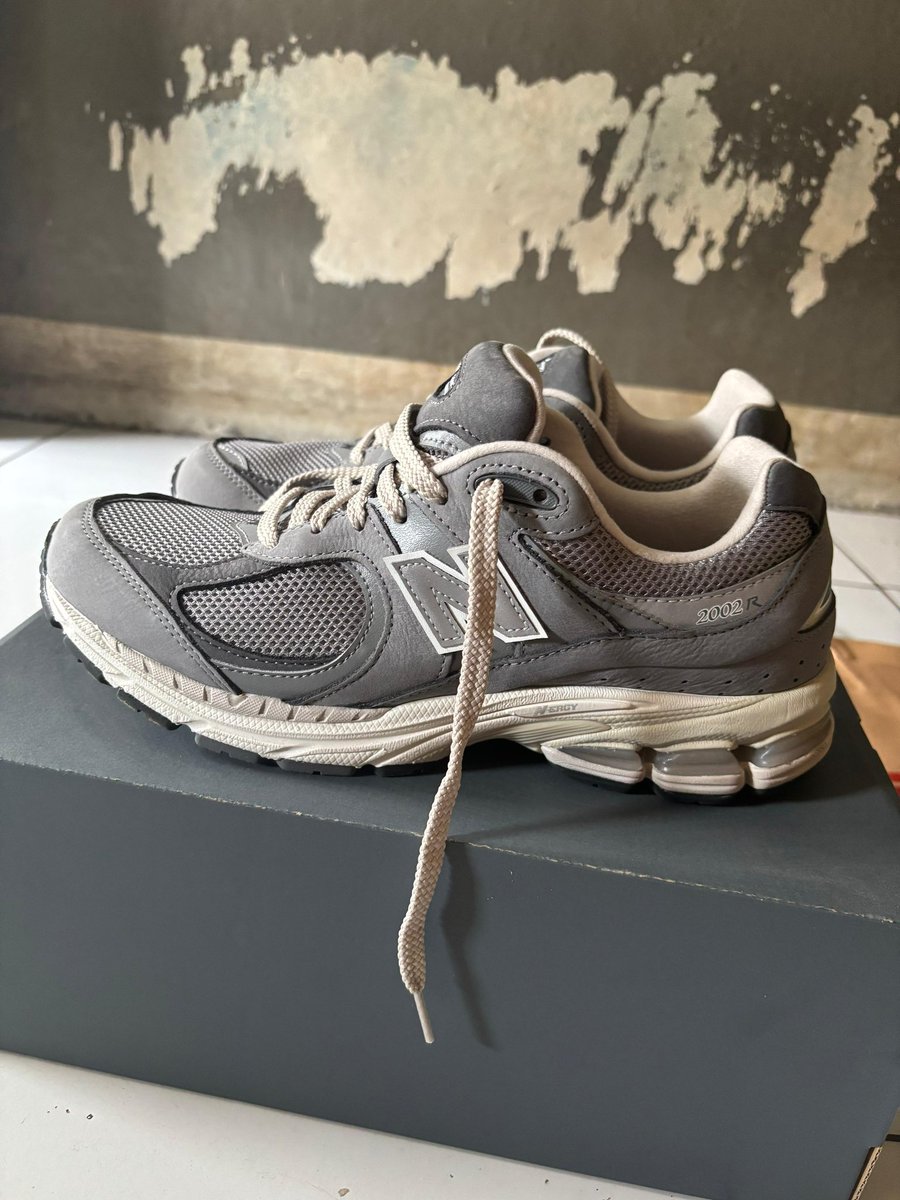 Uvnna's tweet photo. WTS ‼️‼️

New Balance 2002r
Size : 43
Harga : 1.9 Nego tipis
Kondisi : sekali pakai like new
Kelengkapan : Sepatu, box, extra laces, paper bag
Lokasi kota : Jakarta Selatan (cod menyesuaikan)

#zonauang #zonaba https://t.co/zoSnhBKY4x