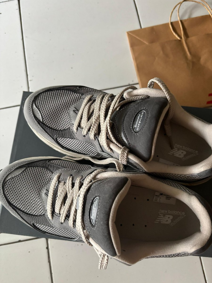Uvnna's tweet photo. WTS ‼️‼️

New Balance 2002r
Size : 43
Harga : 1.9 Nego tipis
Kondisi : sekali pakai like new
Kelengkapan : Sepatu, box, extra laces, paper bag
Lokasi kota : Jakarta Selatan (cod menyesuaikan)

#zonauang #zonaba https://t.co/zoSnhBKY4x