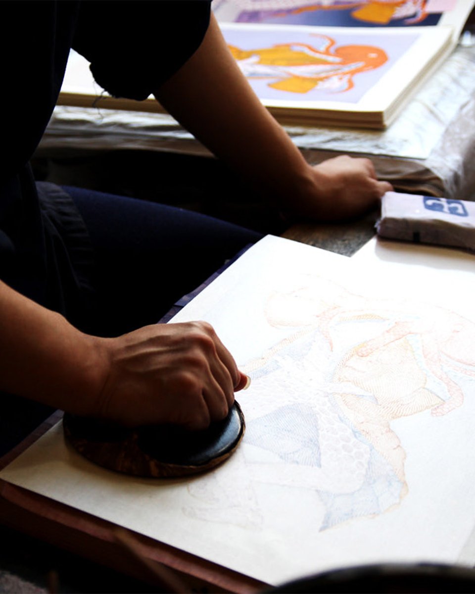 ukiyoe_adachi's tweet photo. 東京とNYを拠点に活動する #AlexDodge は、キャンバス上に絵具の層を厚く盛り上げた作品を発表しています。薄くてフラットな #木版画 とは対照的。しかし #職人 たちとの協働で、ポップな色に深い #藍色 のグラデーションを組み合わせ、彼自身の新たな作風を生み出しました。
https://t.co/WJ4NmbLcKj https://t.co/yLUmK3aFJh