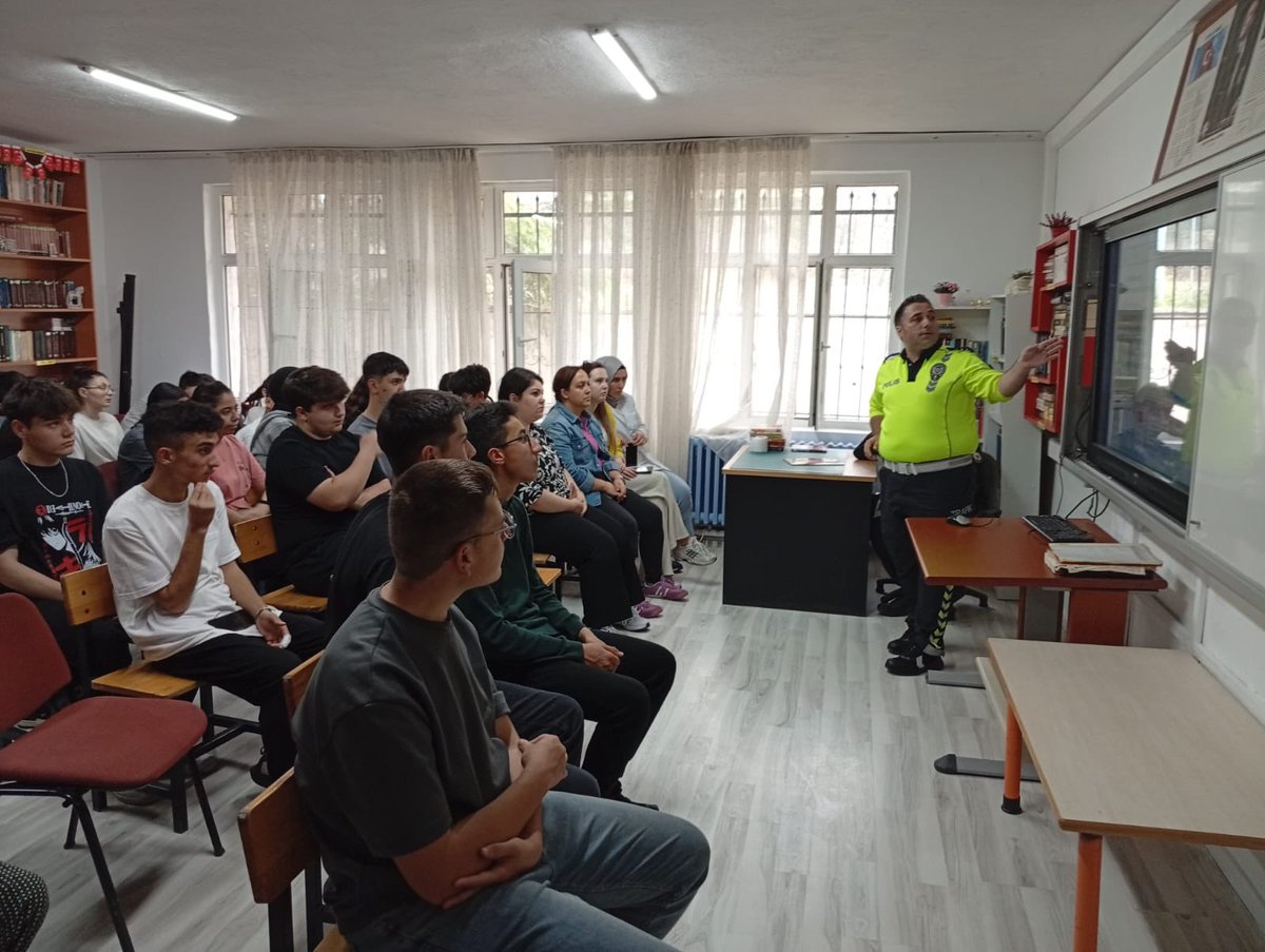 Trafik Haftası etkinlikleri kapsamında ilçemizdeki öğrenciler, İlçe Emniyet Amirliği ve İlçe Jandarma Komutanlığı ekipleri tarafından trafik konusunda bilgilendirildi.