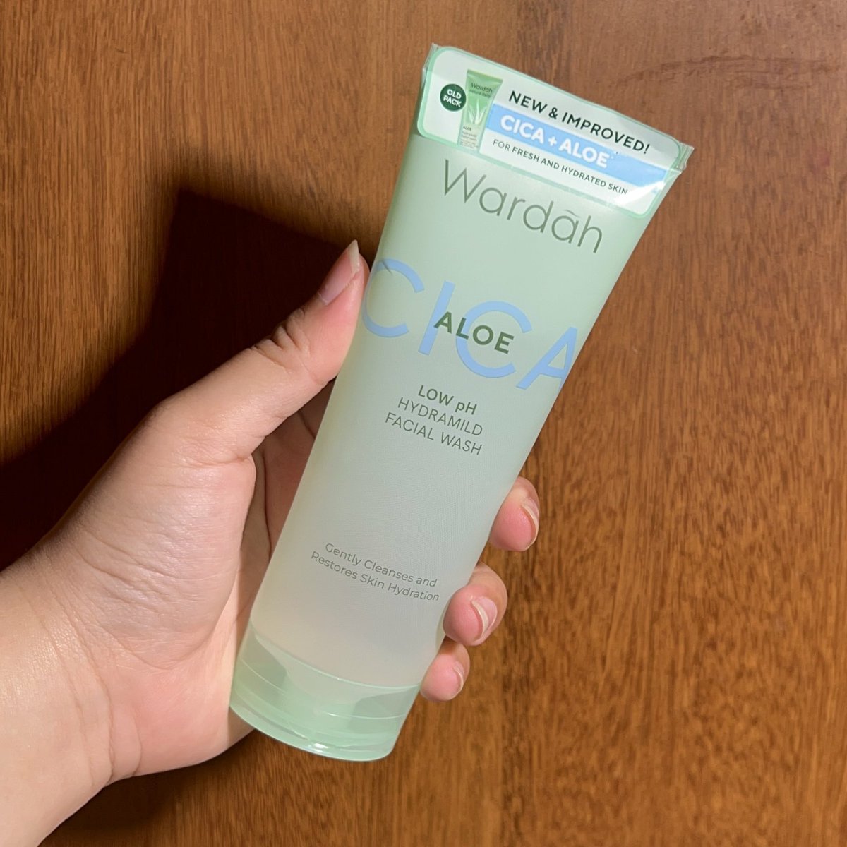 duniaskinker's tweet photo. Akhirnya nemuin facial wash yang hydrating dan gentle✨  Ternyata buat yang dryskin kaya aku, milih facial wash yang ga bikin kering tuh agak tricky juga

Akhirnya jatuh cinta sama Facial Wash green flag satu ini 🥹🫶🏻 https://t.co/wqI9hgq38O