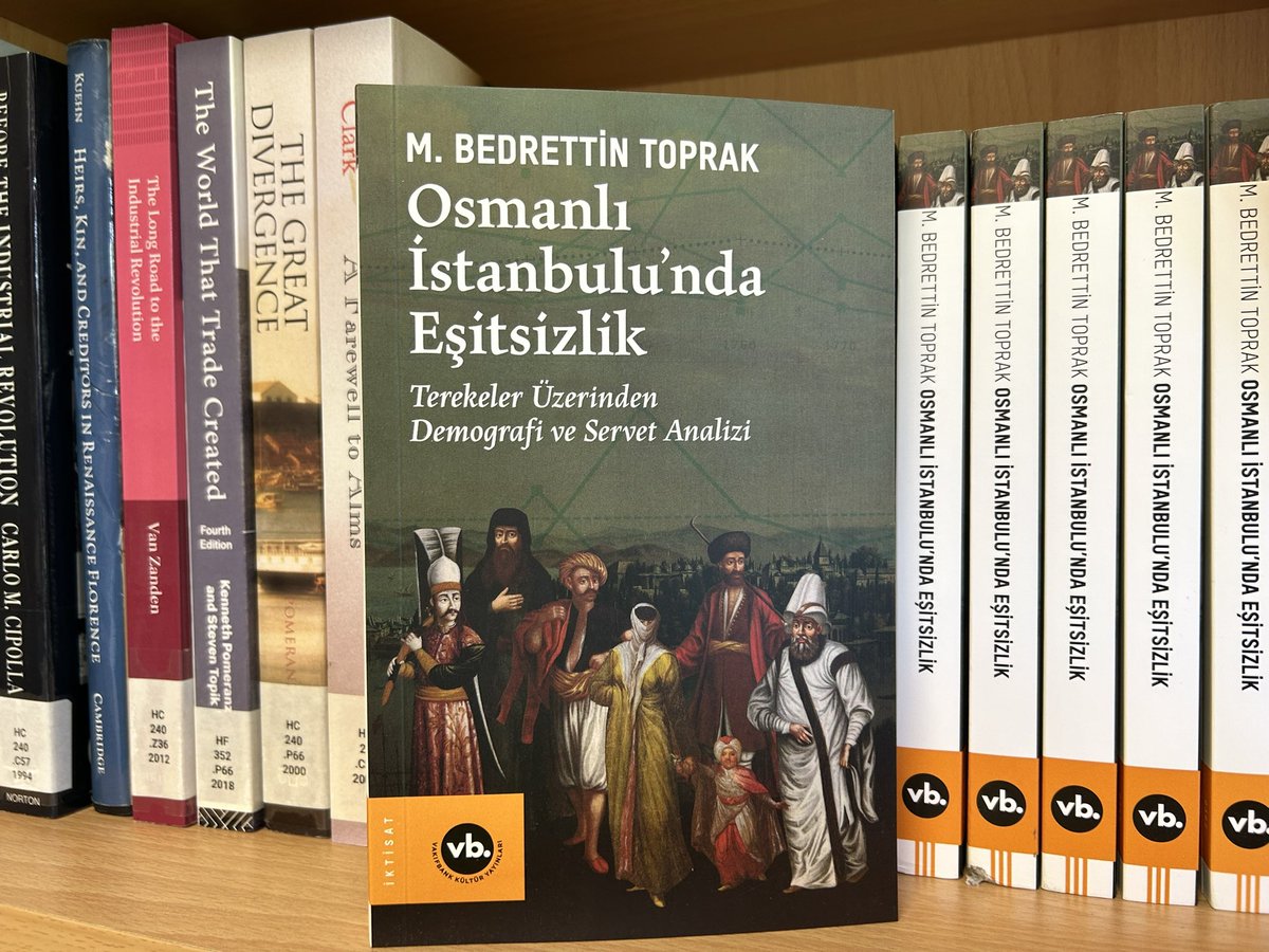 mbtoprak_'s tweet photo. Baskı elime ulaştı, 

bir detay paylaşayım;

Kapaktaki her bir figür, 18. yüzyılda İstanbul’a Fransız elçi maiyetinde gelen Jean Baptiste Vanmour’un çizimi. Bu, tablolarından bir kolaj.

Yani kitabın içinde gerçekten kapağındaki insanların yaşadığı topluma ait bilgiler var:) https://t.co/77JDwv2dan