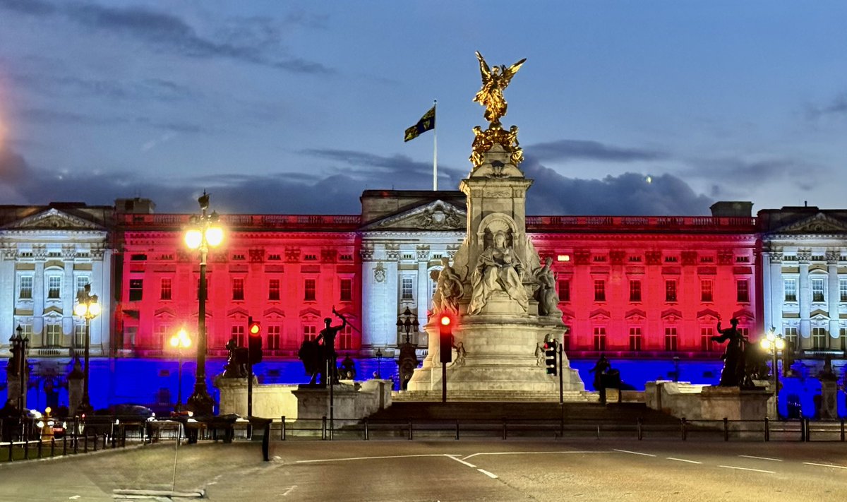 MandyHickson's tweet image. #LestWeForget the enormous sacrifice so many made to secure Victory in Europe. 
Buckingham Palace was looking stunning.