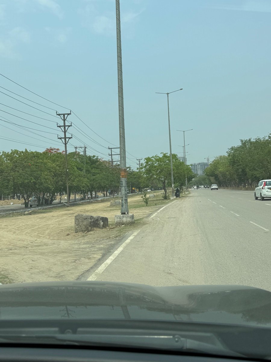 sharma2prateek's tweet photo. श्रीमान  @OfficialGNIDA  @CeoNoida   @CMOfficeUP 
@dmgbnagar  @nefowaoffice  @GreaterNoidaW 
@myogiadityanath @noidapolice  @tejpalnagarMLA @dr_maheshsharma 

जैसा कि आपको ज्ञात है, इस समय एक मूर्ति चौक से समृद्धि ग्रैंड एवेन्यू की ओर जाने वाली सर्विस लेन में निर्माण कार्य चल रहा है।

एक विनम्र निवेदन है कि उस स्थान पर स्थित पुलिया (जो कि गैलेक्सी वेगा गोलचक्कर से एक मूर्ति की ओर जाते समय पड़ती है) — जिसकी गूगल लोकेशन यह है:
📍 https://t.co/gUuuRQQxbt —

यदि इस पुलिया के दोनों ओर थोड़ी ढलान (स्लोप) बनवा दी जाए, तो समृद्धि, पंचतत्वा, रॉयल नेस्ट, JM फ्लोरेंस आदि सोसाइटियों की ओर आने-जाने वाले लोगों को बहुत सुविधा होगी।

काम भी बहुत छोटा है, लेकिन इसका लाभ हजारों लोगों को मिलेगा।
आपसे अनुरोध है कि कृपया इस दिशा में आवश्यक कार्यवाही करवाने की कृपा करें।
