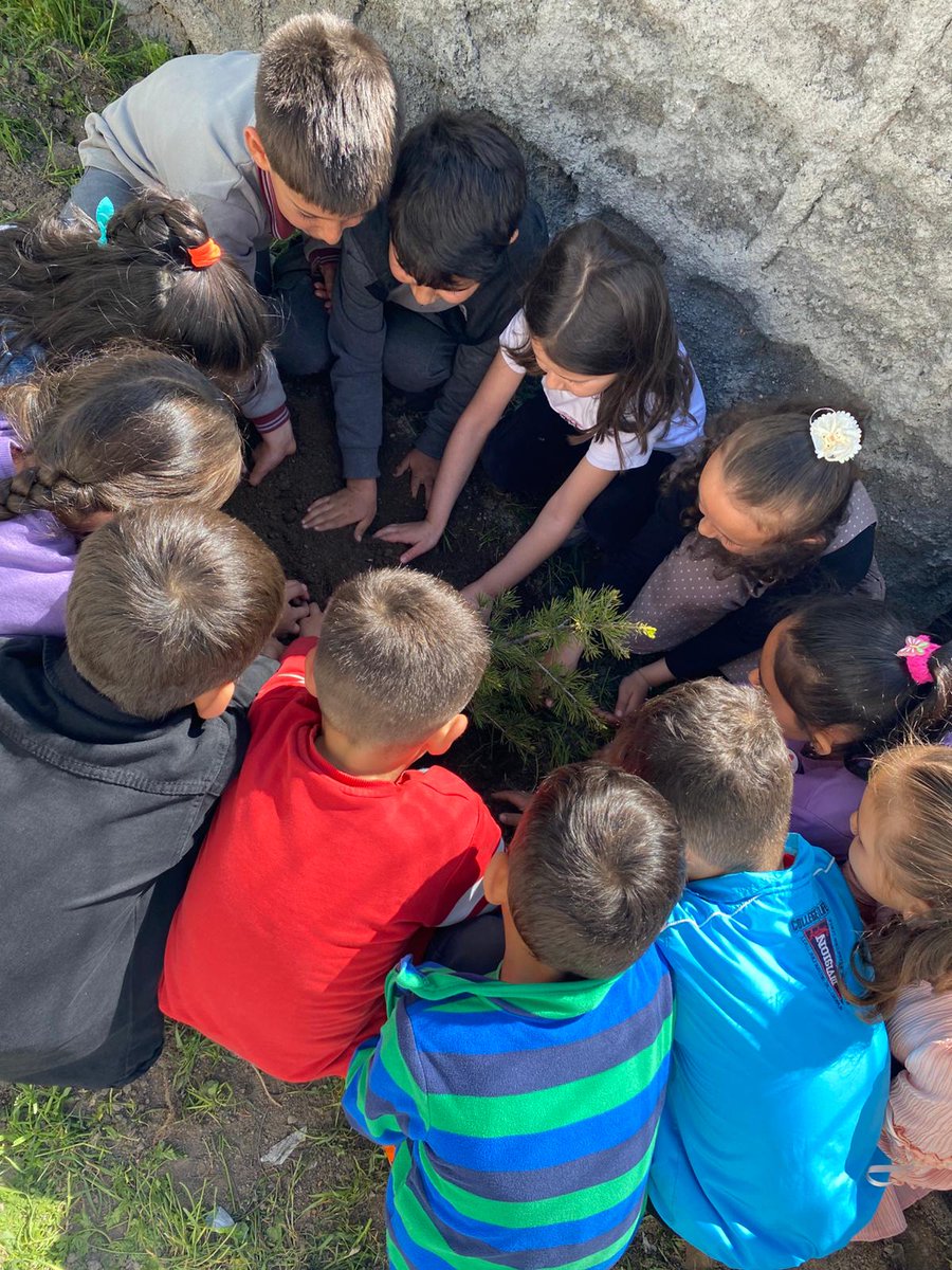 "Mavi Yeşil Etiket" projesi kapsamında Karapınar İlkokulu öğrencileri fidanlarını dikti. <a href="/semihkirim/">Semih Kırım</a> <a href="/yusufyaz66/">Yusuf Yazıcı</a> <a href="/nevsehirmem/">Nevşehir İl Millî Eğitim Müdürlüğü</a>