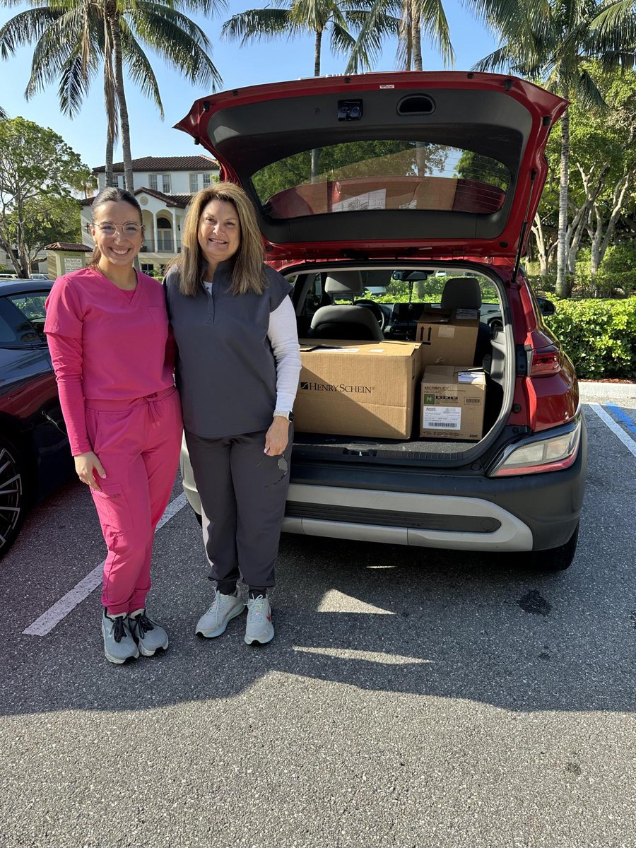 snowscholarship's tweet image. 🦷✨300 Dental Kits✨🦷 A huge THANK YOU to Dr. Douglas A. Rolfe, DDS, PA, and his amazing team for donating 300 dental kits for our 2025 class of #SnowScholars!
