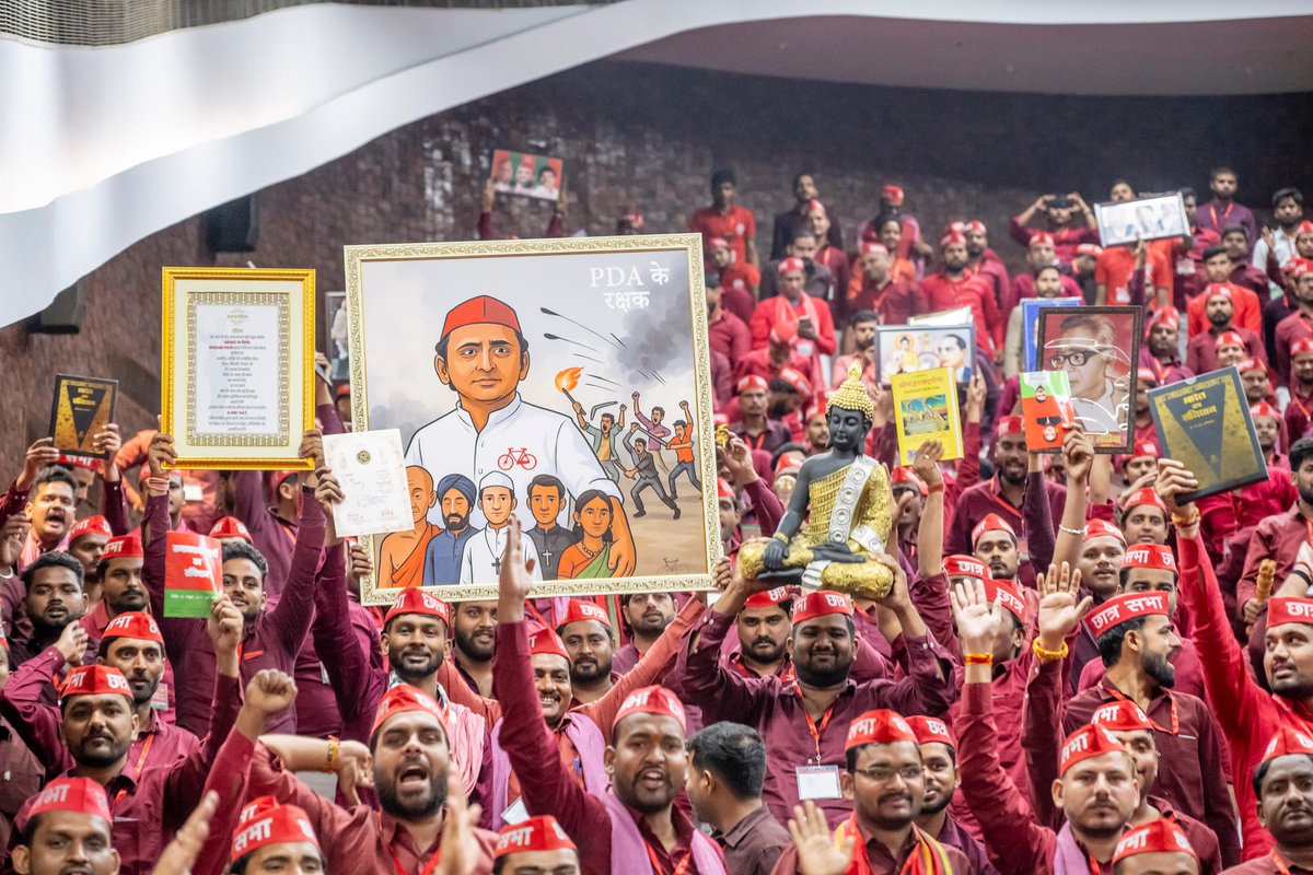 yadavakhilesh's tweet photo. पीडीए के साथ अनुभवी सोच है, 
और छात्रों का ज़बरदस्त जोश है।

आज लखनऊ में सपा की ऊर्जावान ‘छात्र सभा’ के बीच।