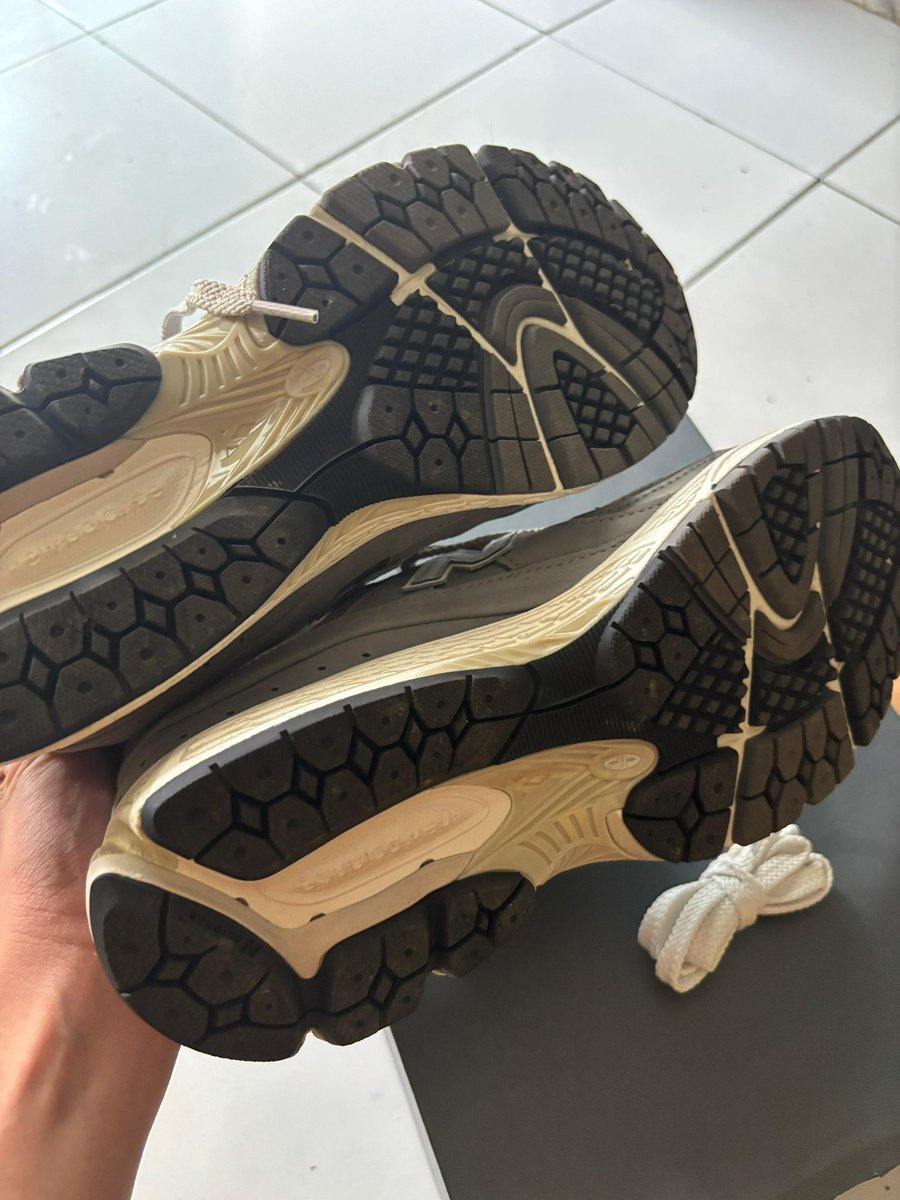 Uvnna's tweet photo. WTS ‼️‼️

New Balance 2002r
Size : 43
Harga : 1.9 Nego tipis
Kondisi : sekali pakai like new
Kelengkapan : Sepatu, box, extra laces, paper bag
Lokasi kota : Jakarta Selatan (cod menyesuaikan)

#zonauang #zonaba https://t.co/bRHkj7dXzj