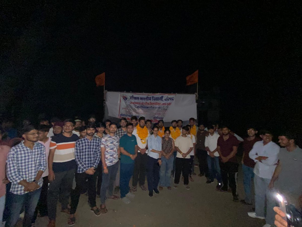 abvpchittor's tweet photo. अभाविप राजस्थान केंद्रीय विश्वविद्यालय इकाई द्वारा पिछले 14 दिनों से चल रहा अनिश्चितकालीन धरना सफलता के साथ हुआ समाप्त।
विश्वविद्यालय प्रशासन द्वारा 3 मांगे पूर्ण कर दी गई एवं अन्य मांगों को जल्द पूरा करने का लिखित आश्वासन दिया। 
#abvpcuraj https://t.co/qtT79LR2mj