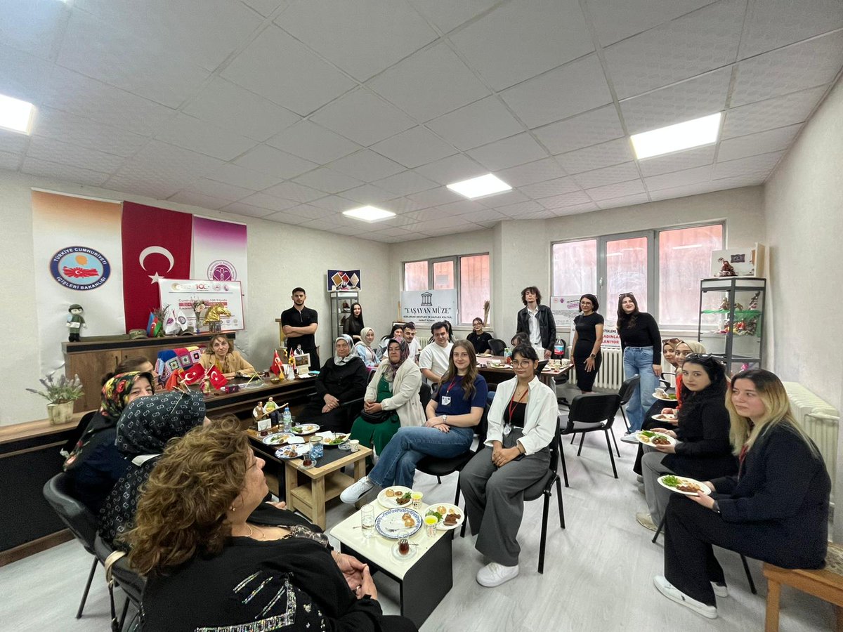Toplumsal_D's tweet photo. Sevgili hocamız @thavzalimuzeyen öncülüğünde KKÜ Fatma Şenses SBMYO işletme yönetimi öğrencileri olarak Şehit Annelerimizi temsilen Şehit Osman Yıldırımın Annesi Ayşe Yıldırım’ın ve bizim Annelerimizin Anneler gününü kutladık.  
#Annelergünü 
@kirikkaleunv https://t.co/tKcIqe5xaj