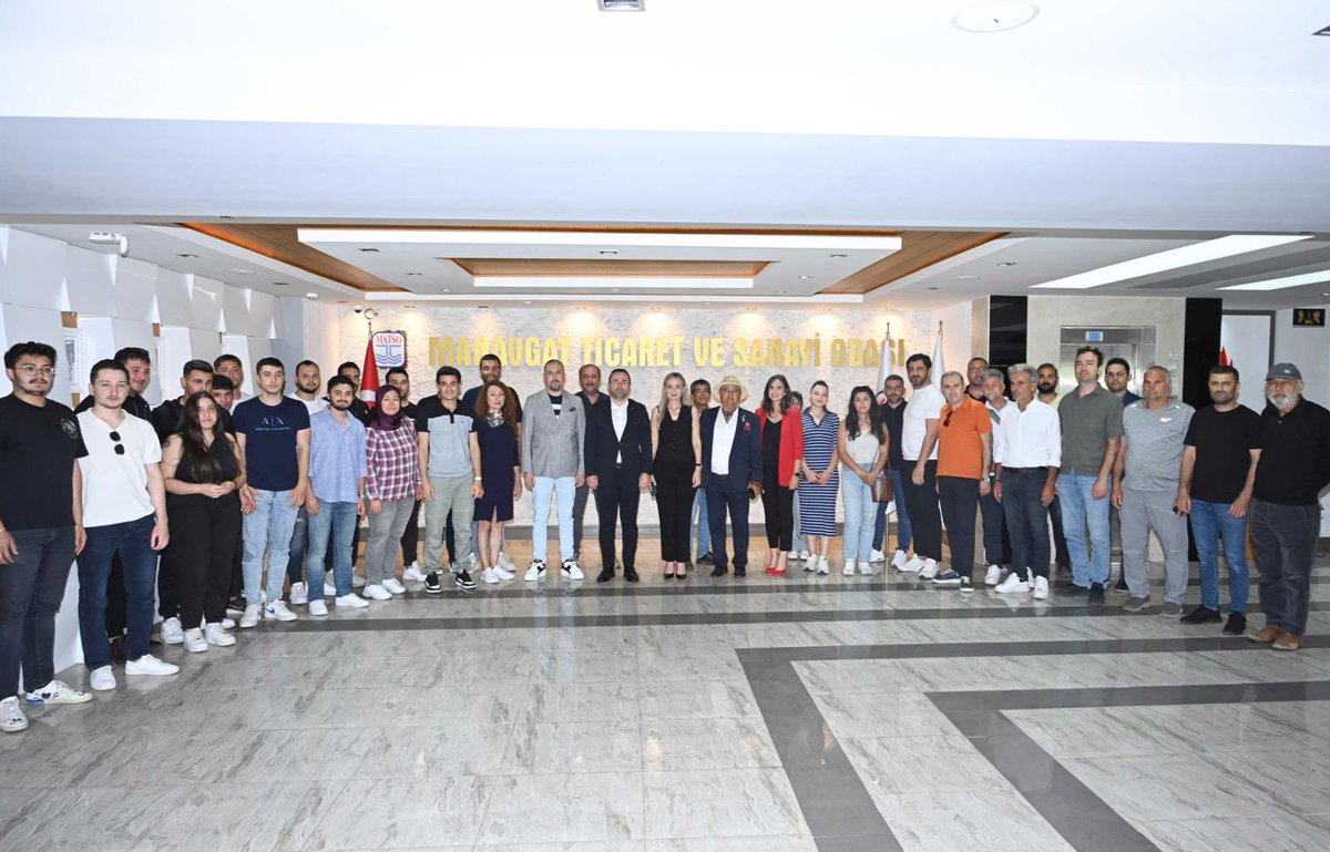nafiye_07's tweet photo. Manavgat Ticaret ve Sanayi Odası tarafından düzenlenen “Topraksız Tarımda Çilek Yetiştiriciliği” bilgilendirme toplantısında üreticiler, girişimciler ve iş dünyası temsilcileri ile bir araya geldik. Manavgat’ın iklim ve ekolojik özelliklerinin çilek yetiştiriciliğindeki avantajlarını, bu avantajların topraksız tarım teknolojileri ile birleşmesiyle yüksek verim ve kaliteli üretimde önemli fırsat olduğunu konuştuk. Ayrıca 2021 yılından bu yana üretimin yüzde 500 oranında arttığını ve bu artışın devam etmesiyle yakın bir gelecekte Manavgat bölgemizin önemli çilek üretim ve ihracat merkezlerinden birisi olma  yönünde ilerlediğini dile getirdik. Toplantının düzenlenmesinde emeği geçen MATSO başkanımız Sn. Seydi Tahsin Güngör ve MATSO ailesine,  katılımlarından dolayı iş dünyası temsilcilerine teşekkür ediyorum. @seydigngr @ManavgatTSO