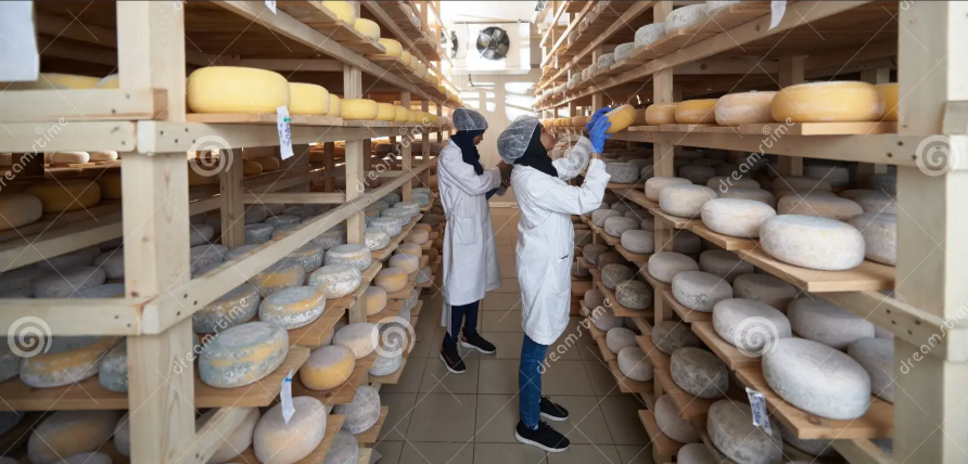LegendaryC78618's tweet photo. Our employees working hard to ensure our quality cheese is ready to be delivered straight to your restaurants' doorstep. #cheese #legendarycheese #cheesecompany https://t.co/pAeH4h5w07