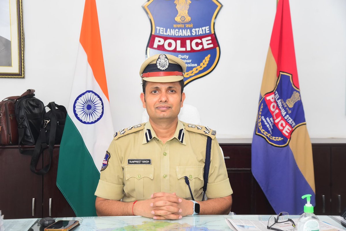 warangalpolice's tweet photo. బహిరంగ ప్రదేశాల్లో మద్యం సేవిస్తే చర్యలు తప్పవు
-వరంగల్‌ పోలీస్‌ కమిషనర్‌ సన్‌ప్రీత్‌ సింగ్‌, IPS.
వరంగల్‌ పోలీస్‌ కమిషనరేట్‌ పరిధిలో ఎవరైన ప్రజలు ఇబ్బందులకు గురిచేస్తూ బహిరంగ ప్రదేశాల్లో మద్యం సేవిస్తే వారిపై కఠిన చర్యలు వుంటాయని వరంగల్‌ పోలీస్‌ కమిషనర్‌ మందుబాబులను హెచ్చరించారు https://t.co/0LCNYHR1Rg
