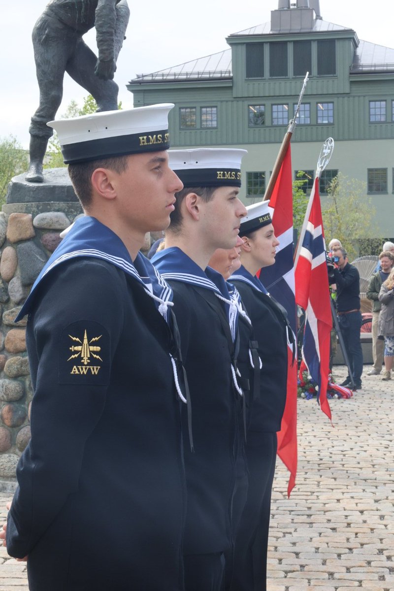 HMSStAlbans's tweet image. @HMSStAlbans participates in the traditional 8th May wreath laying to commemorate the liberation of Norway at the end of WW2.