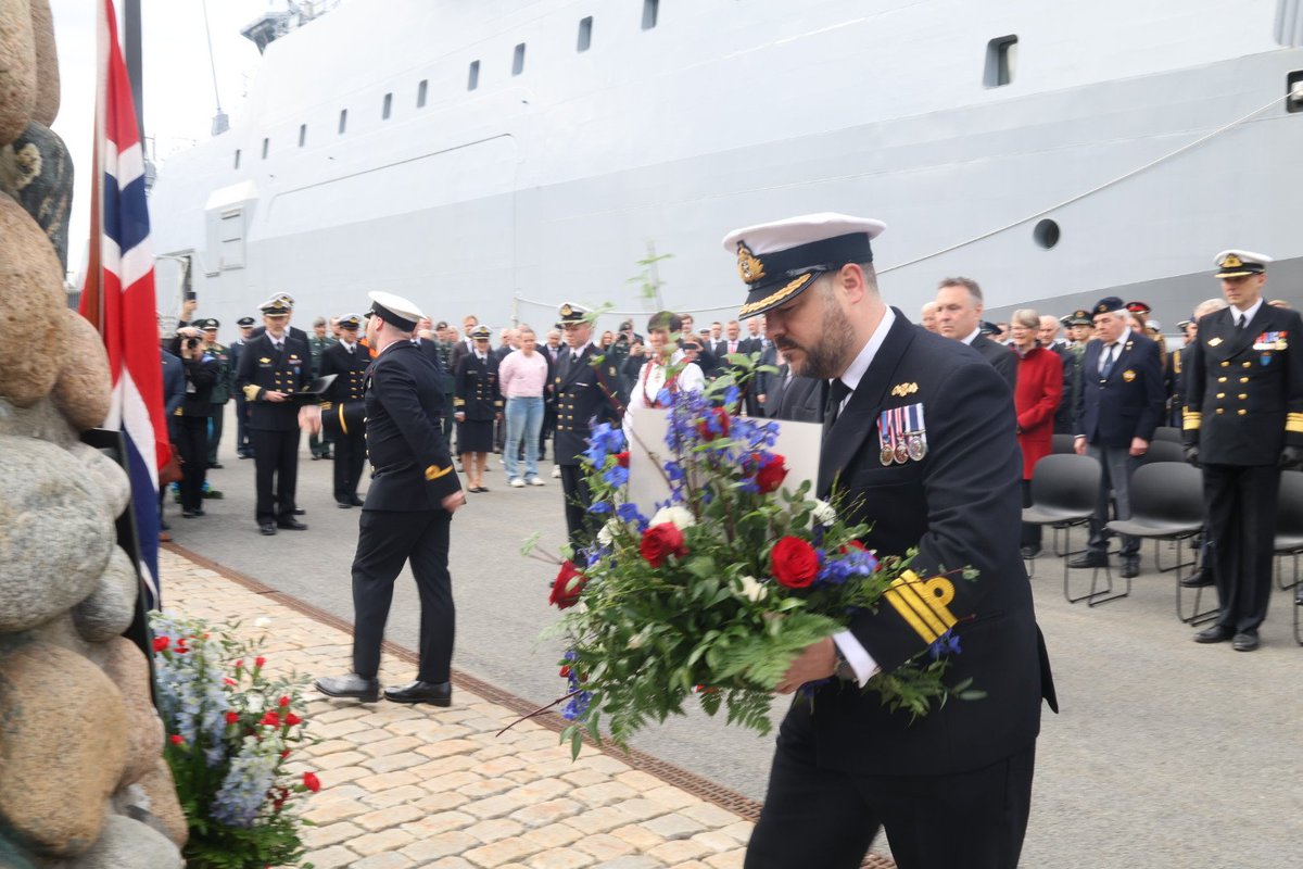 HMSStAlbans's tweet image. @HMSStAlbans participates in the traditional 8th May wreath laying to commemorate the liberation of Norway at the end of WW2.