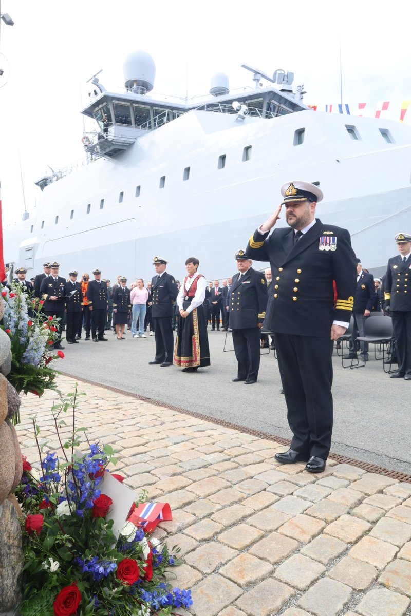 HMS St Albans (@hmsstalbans) on Twitter photo <a href="/HMSStAlbans/">HMS St Albans</a> participates in the traditional 8th May wreath laying to commemorate the liberation of Norway at the end of WW2. <a href="/HMSStAlbans/">HMS St Albans</a> participates in the traditional 8th May wreath laying to commemorate the liberation of Norway at the end of WW2.