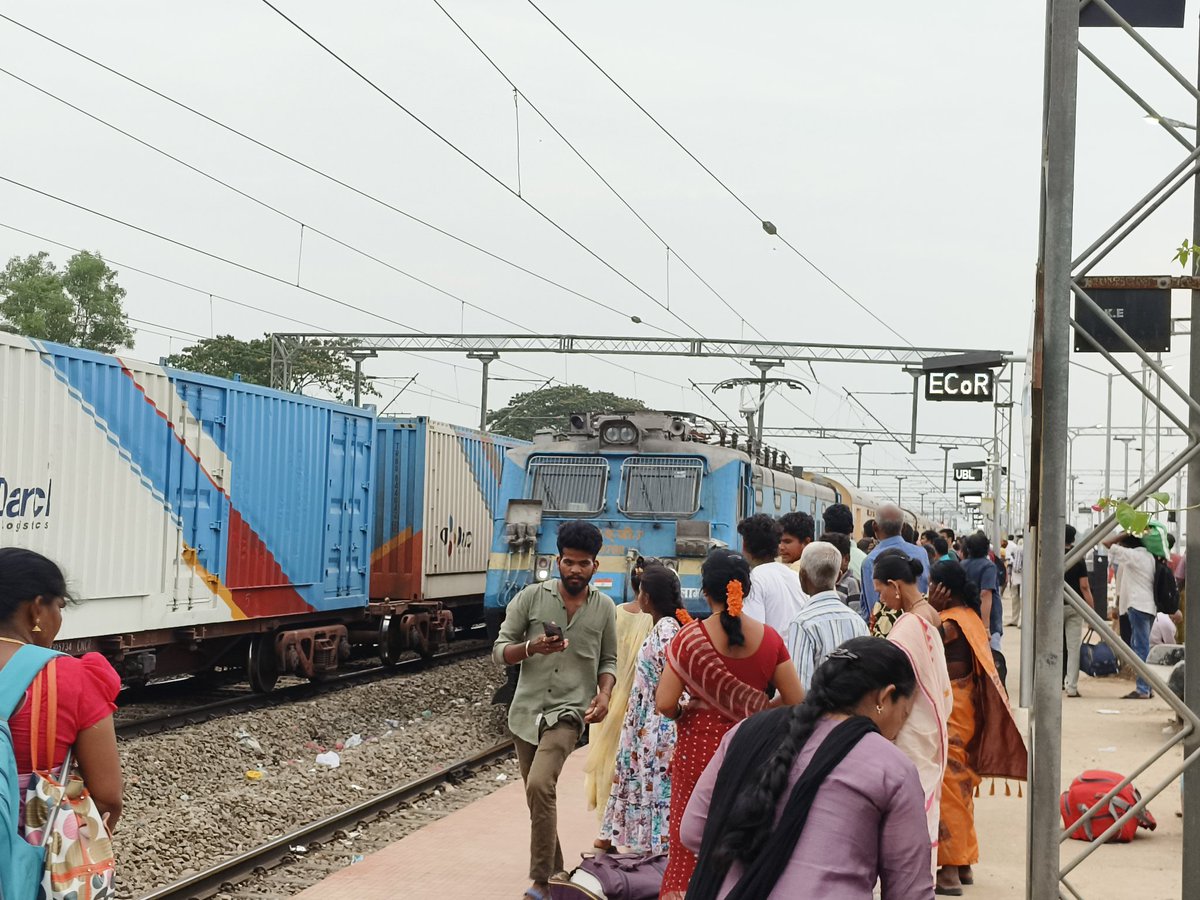 gani_allam's tweet photo. @DRMWaltairECoR, @EastCoastRail
,@SCoRailway,@RailMinIndia,@AshwiniVaishnaw
Coach numbers haven’t been displayed at VBL(Bobbili) station for a long time, even for major trains. The rush for Rayagada–Guntur Express (17244) during its short halt is causing chaos among passengers. https://t.co/TLYZeouer5