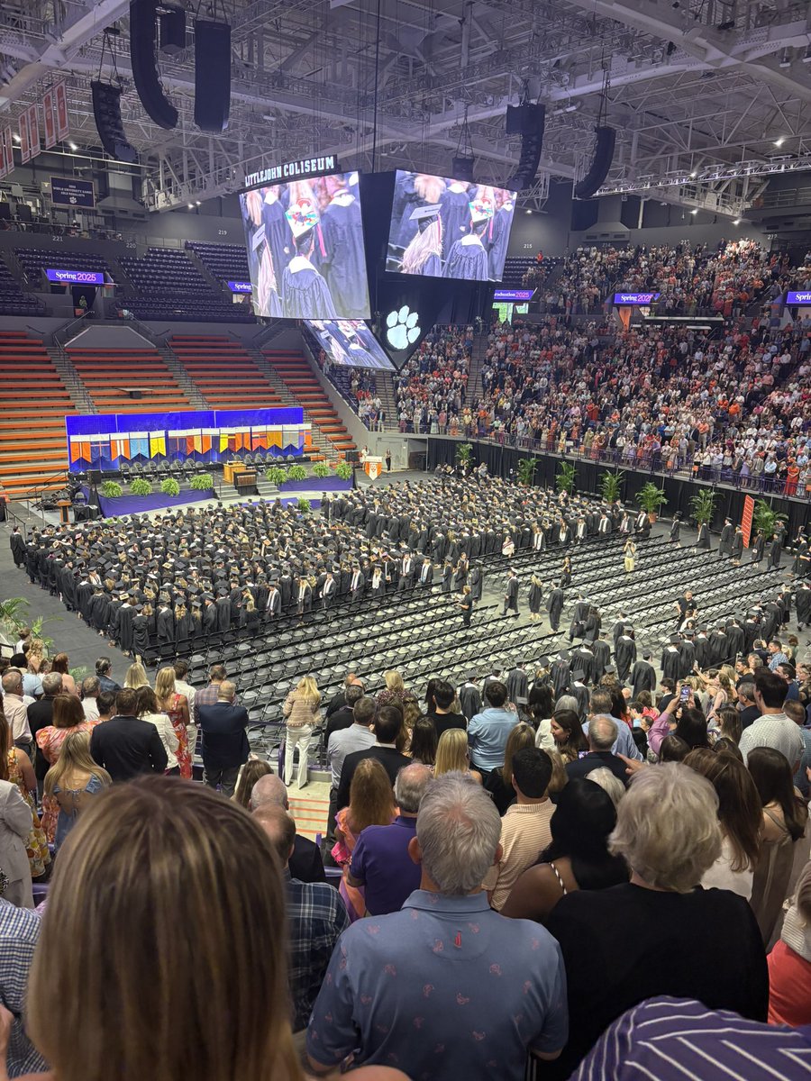 kingofdouthit's tweet photo. Might shed a tear watching my fellow burners graduate #realmencry https://t.co/g0gYAc4sf2