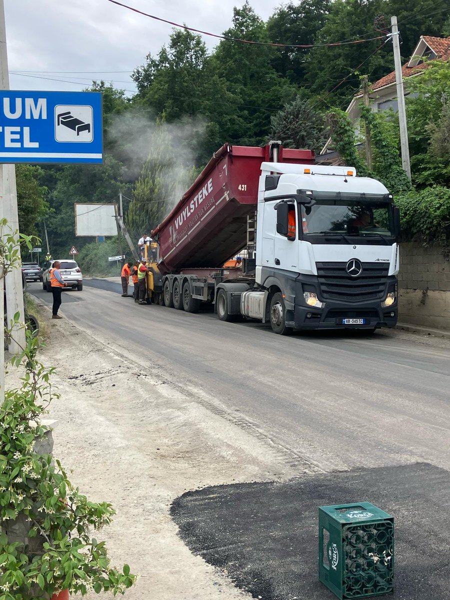 Rasmus Nowak Franklin (@nowakfranklin_) on Twitter photo Roadworks are still being done near Tirana the day before the first stage of <a href="/giroditalia/">Giro d'Italia</a>.
Photos below are from this afternoon. Yesterday they were working extensively on one of the climbs to get the road ready. Just in time!
📸 Bjarke Vodder Nielsen
m.feltet.dk/nyheder/kort_f… Roadworks are still being done near Tirana the day before the first stage of <a href="/giroditalia/">Giro d'Italia</a>.
Photos below are from this afternoon. Yesterday they were working extensively on one of the climbs to get the road ready. Just in time!
📸 Bjarke Vodder Nielsen
m.feltet.dk/nyheder/kort_f…