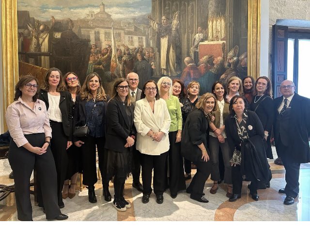 El mundo al revés: aquí la plana mayor de la Mutua de Procuradores haciéndose fotos con políticos en vez de estar pidiendo la integración desde los sillones que ocupan en la mutua y donde los sentamos con esa única finalidad. 
#nosabenpordondelesdaelaire 
#tenganverguenzaydimita