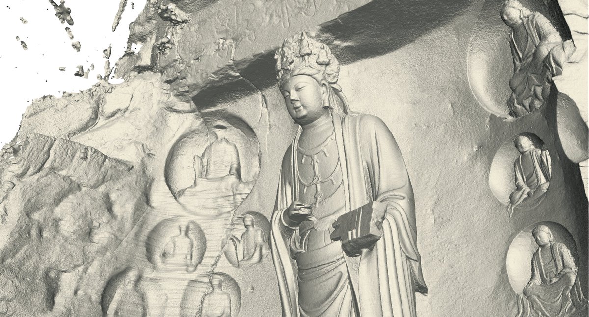 As the millennia-old Bodhisattva slowly emerges through the quiet mathematics of photogrammetry, the drifting point-clouds reveal the very state in which the Bodhisattva abides—pure, unmarked, resting in the radiant mystery of signlessness (无相).