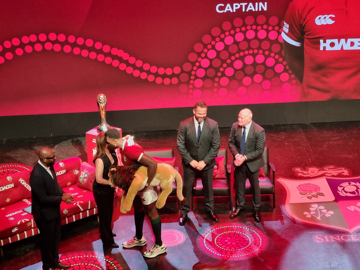 Skipper Itoje enters the stage to a chorus of "Oooooh Maro Itoje!"