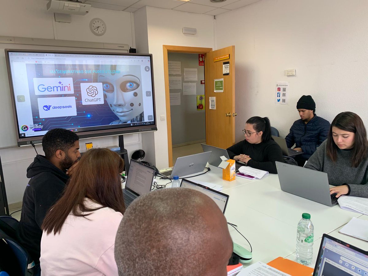La semana pasada aprendimos en nuestros talleres de #empleo como la #InteligenciaArtificial (IA), es una herramienta cada vez más crucial en el #mundolaboral
Nuestro alumnado estuvo practicando con diferentes herramientas y además de aprender se divirtieron mucho.
#IA #Innovación