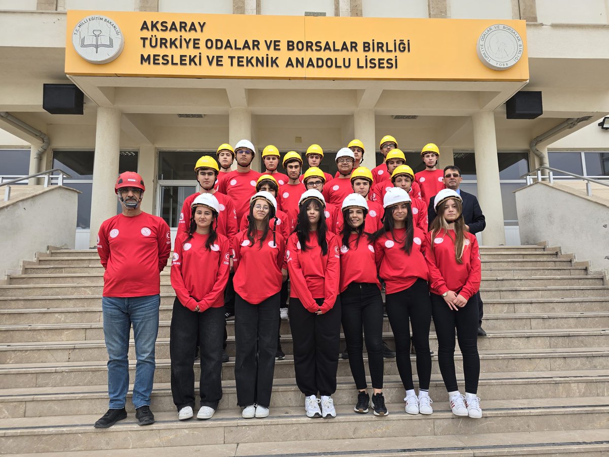 aksaraytobbmtal's tweet photo. Aksaray'da ilk olarak okulumuz bünyesinde kurulan TOBB MEB GENÇ AKUB ekibimiz Aksaray OSB müdürlüğünü ziyaret etti.OSB müdürü sayın Ali BAY beye her türlü yardımları için teşekkür ederiz.@tcmeb @tcmeb_mtegm @aksarayvaliligi @Aksaray_MEM @metinalpaslan40 https://t.co/HNwinbHcaq