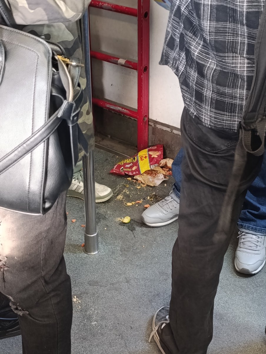 beelya__'s tweet photo. @MetroCDMX buenos días, en el vagon 1134 en la línea B tiraron esta basura, no se si puedan limpiar por favor? https://t.co/H9ilg66IL5