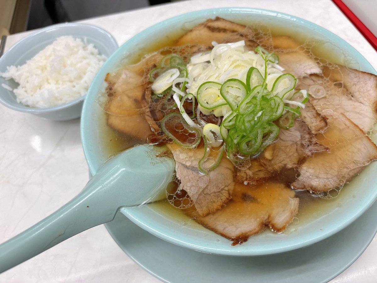 chika_t_p's tweet image. 初！ニューともちんラーメン🍜🤎
お昼時の新橋で、サラリーマンたちの列に並んで食べてきたよーッ！
めちゃくちゃおいしくて感激
スープがぶ飲み🫰🏻
店員さんもお2人とも優しくて素敵だった！
ごちそうさまでした🍚😙
((¥750 すごい))