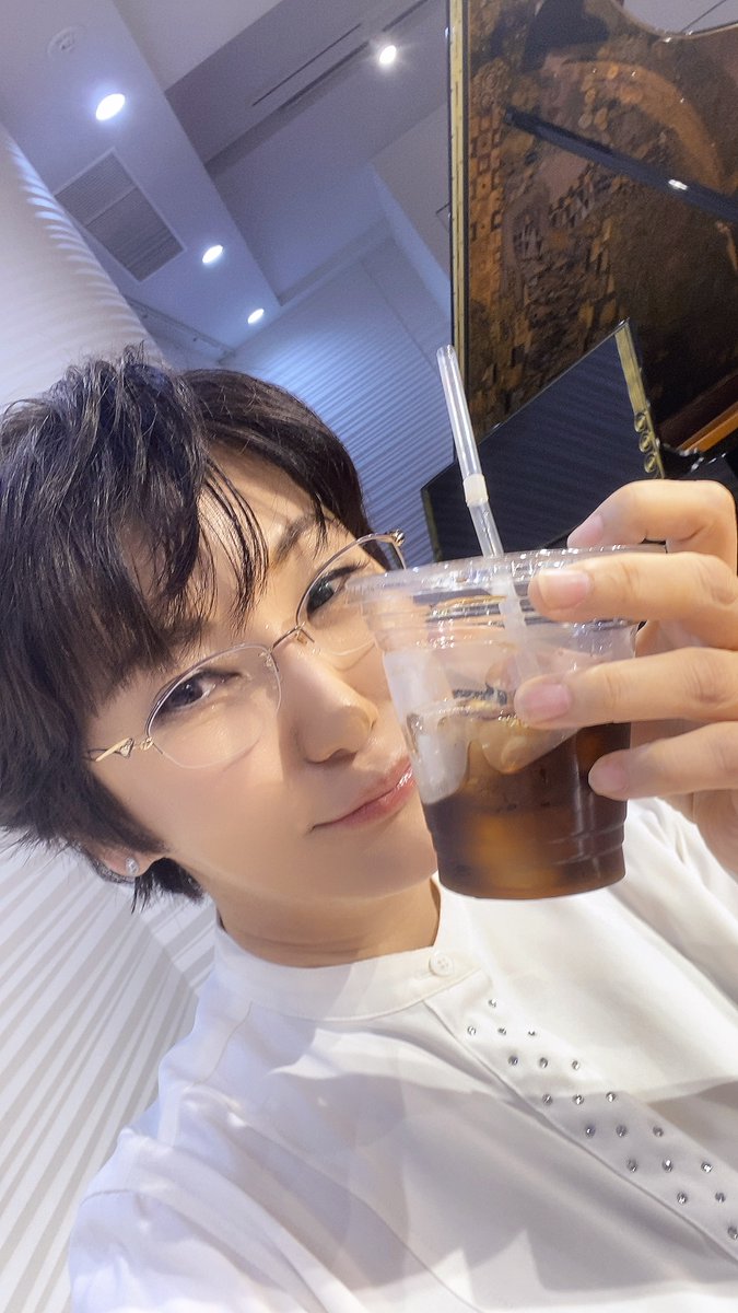 kohmi's tweet image. まだまだ撮影中です。目がしょぼしょぼしてきた時の、アイスコーヒーの差し入れは最高に美味。もう少しがんばろう！
Still shooting, and my eyes are killing me. An iced coffee right now would be seriously amazing. Gotta keep going!
#帰宅したい　#Timeforbed