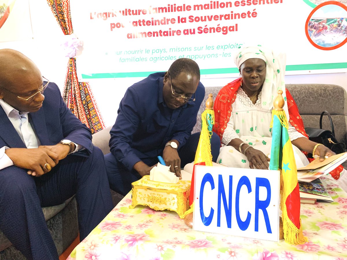 Cncr_Senegal's tweet image. Fiara 2025 stand du CNCR: "Je félicite le Conseil National de Concertation et de Coopération des Ruraux (CNCR),pour l'excellent travail qu'il accomplit depuis des années", a confié Daouda NGOM  Ministre de l'#Environnement .... à Mme Yaram Fall Pdt. du collège des femmes du #CNCR