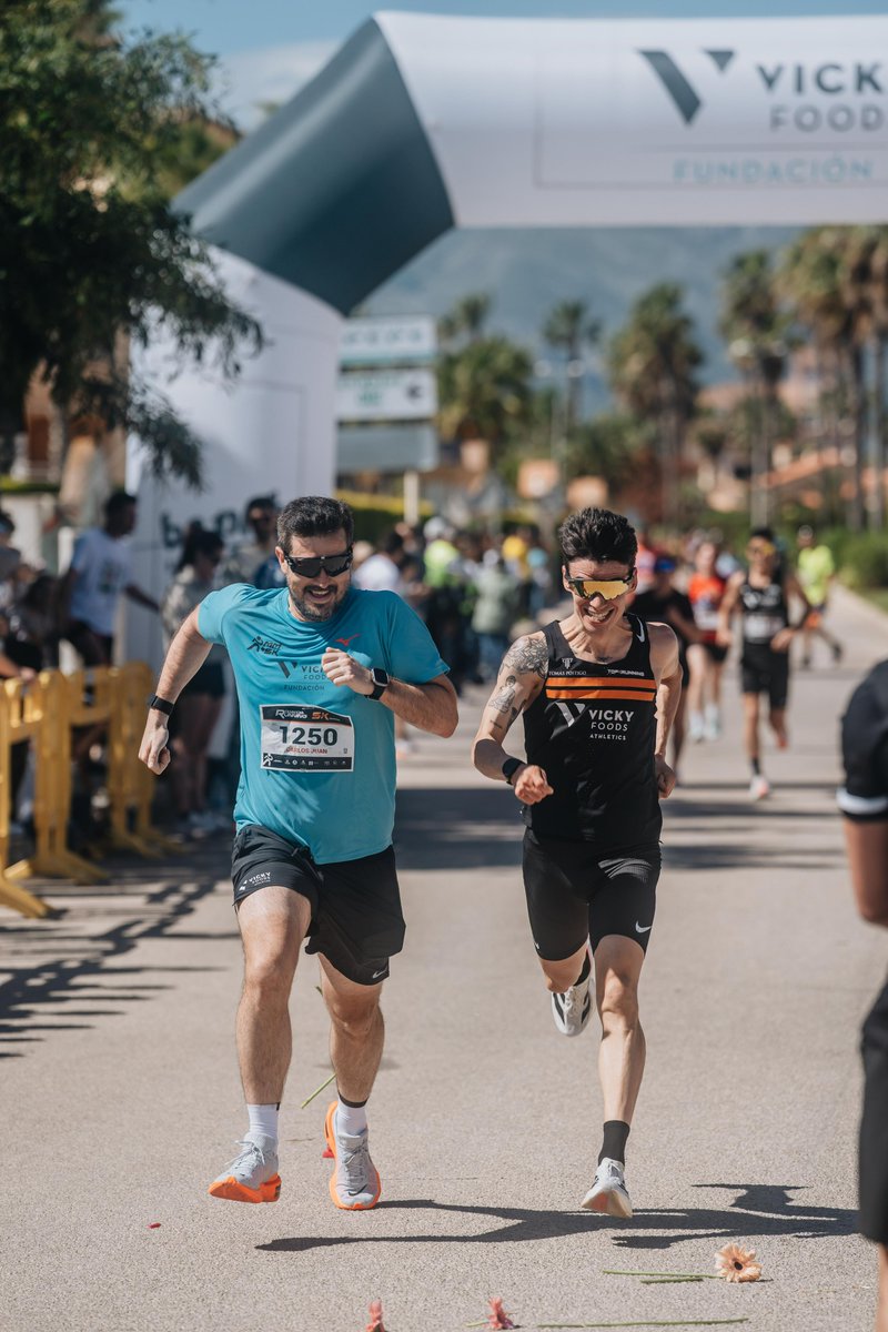 😀 Era un reto personal para mí. Me gusta mucho más la bici que correr, pero no podía faltar a la 1ª edición del Medio Maratón de Oliva a Oliva Nova y 5 km. Lo que hizo aún más especial este día fue la oportunidad de participar junto a un equipazo de nuestra empresa familiar.