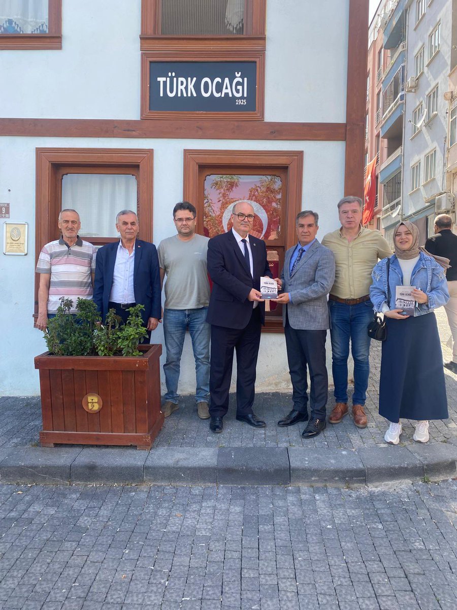 akparti_karesi's tweet photo. Türk Ocakları Balıkesir Şubesi’ni Ziyaret Ettik

Bugün, milli ve manevi değerlerimizin yaşatılması konusunda önemli çalışmalara imza atan Türk Ocakları Balıkesir Şubesi’ni ziyaret ettik. Şube Başkanı Sayın Oğuz Atan ile gerçekleştirdiğimiz samimi görüşmede, Türk milletinin geçmişten bugüne taşıdığı kültürel miras, gençliğin bu mirasa sahip çıkma sorumluluğu ve Türk Ocakları’nın bu süreçte üstlendiği misyon üzerine verimli bir sohbet gerçekleştirdik.

Sayın Atan, Türk Ocakları’nın tarihsel süreci, Balıkesir’deki faaliyetleri ve gençlere yönelik projeleri hakkında bizleri bilgilendirdi. Kendisine misafirperverliği ve içten sohbeti için teşekkür ediyor; milli şuura katkı sunan çalışmalarında başarılar diliyoruz.

Türk Ocakları gibi köklü kuruluşların, toplumumuzun birlik ve beraberliğini pekiştirmedeki rolü tartışılmazdır. Bu tür ziyaretlerin, hem iş birliğini güçlendirdiğine hem de ortak hedefler doğrultusunda ilham verdiğine inanıyoruz.

#TürkOcakları #Balıkesir #MilliBirlik #KültürelMiras #OğuzAtan #Ziyaret #TürkGençliği