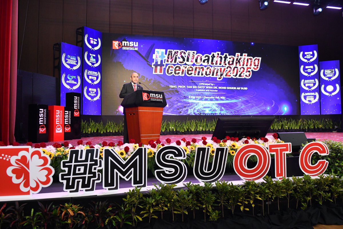 MohdShukriYajid's tweet photo. Officiated the @MSUmalaysia New Students' Oath Taking Ceremony 2025, with our amazing new #MSUrians - over 1,100 in total. Wished everyone a transformative journey ahead. Embrace our culture of excellence, to succeed in your next exciting chapter #MSUOTC2025 @MSUscd https://t.co/5z246rPCwX