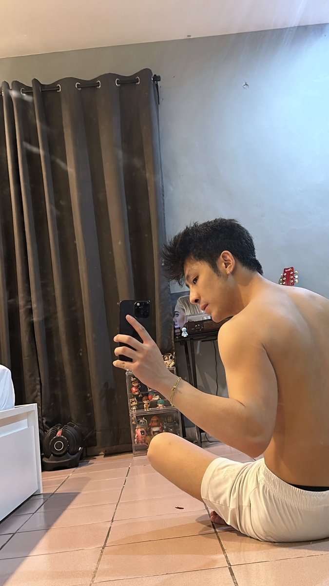 Me na hindi maka upo sa kama dahil galing labas yung shorts 😖