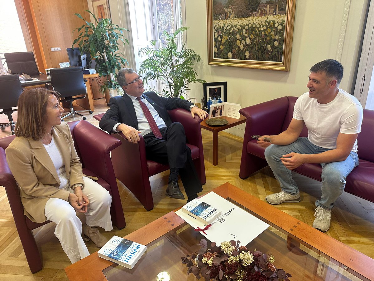 Ballesta_Murcia's tweet photo. Recibimos al escritor Eloy Moreno, autor del libro ‘Invisible’, y encargado de cerrar el ciclo de actividades organizadas por el @AytoMurcia contra el Acoso Escolar. https://t.co/nMb9AliszT
