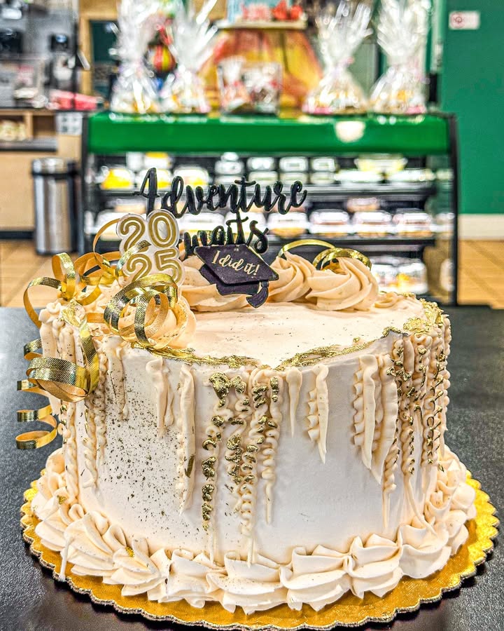 AlessiBakery's tweet image. 🎓 Graduation week is here! USF grads walk now through May 11, and UT celebrates on May 10! 🎉
Get your grad cakes, cookies &amp;amp; cupcakes at Alessi Bakery—because every milestone deserves something sweet. 🧁🎂🍪
#USFGrad #UTGrad #AlessiBakery #TampaGraduation