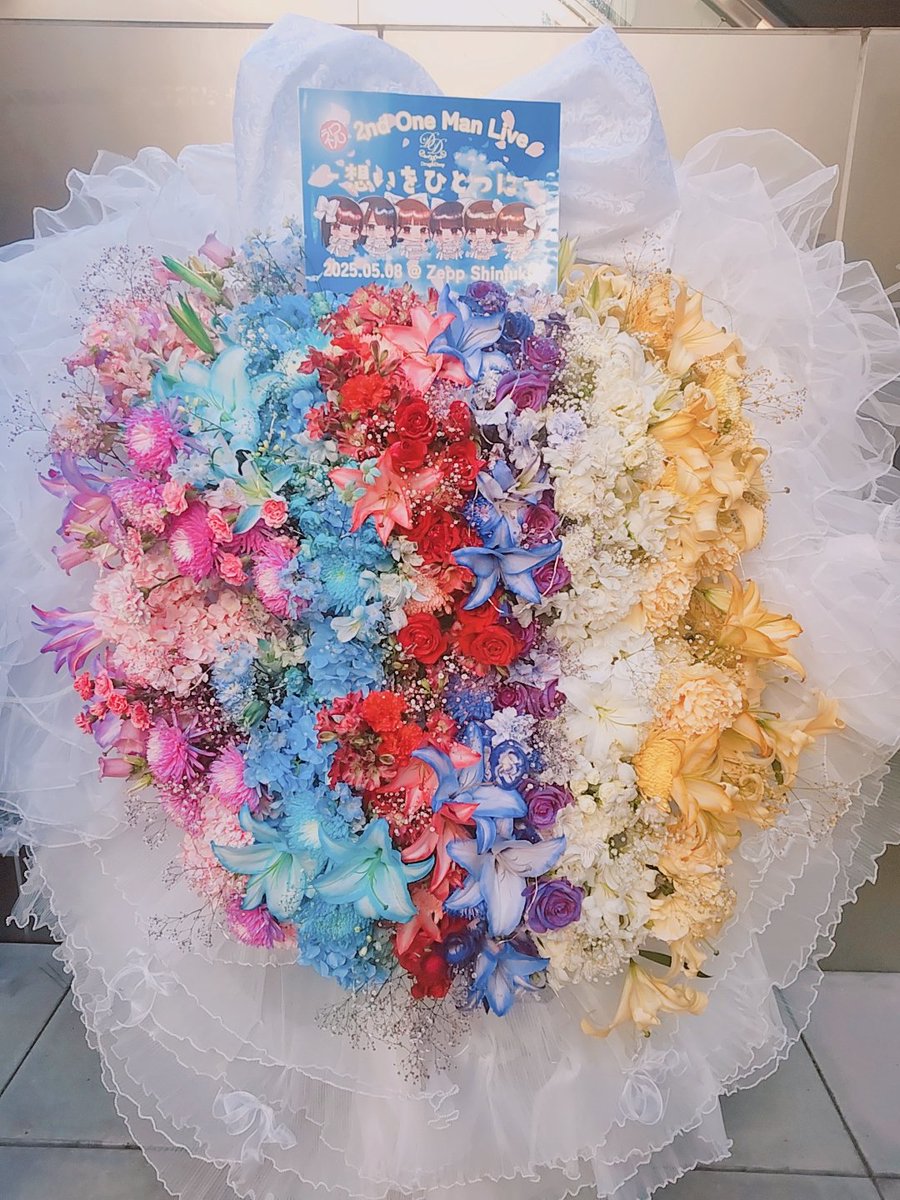 Zeep ShinjukuでのDrug&amp;Dropセカンドワンマンライブ。広くて清潔な会場に多くの観客が集まった。
メンバーは緊張したようであったが元気いっぱいにパフォーマンスしていた。スモークや紙テープの特効も見事で会場の盛り上がりに一役買っていた。
フロアは熱気で溢れ、大盛り上がりだった。