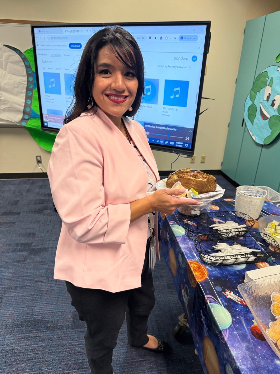 We have SPUD-tacular Teachers! 

Celebrating Teacher Appreciation Week with a warm lunch - baked potatoes loaded with love and gratitude💛

<a href="/AliefISD/">Alief ISD</a> 
<a href="/marlomolinaro/">Dr. Marlo Molinaro</a> 
#WeAreAlief
#boonebears
#teacherappreciationweek