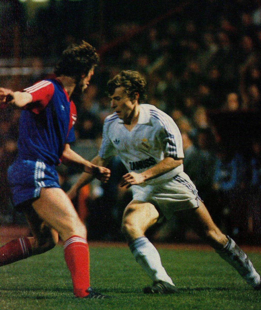 8 de mayo de 1985. Tal día como hoy de hace 40 años. Emilio Butragueño en acción frente al Videoton húngaro. La Quinta del Buitre peleando por su primer título.
📸 Presse Sports.