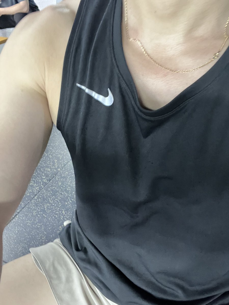 今天训练完整个人都处在一种奇妙的状态。肌肉微微酸胀，心跳还没完全平稳，身体却格外敏感。汗水顺着锁骨滑下，贴着肌肤的那种潮湿感，反而让人更加兴奋。我知道那不是累——
是身体在叫嚣，荷尔蒙在翻滚，
连呼吸都带着一点点压抑不住的渴望。最近真的特别容易冲动。