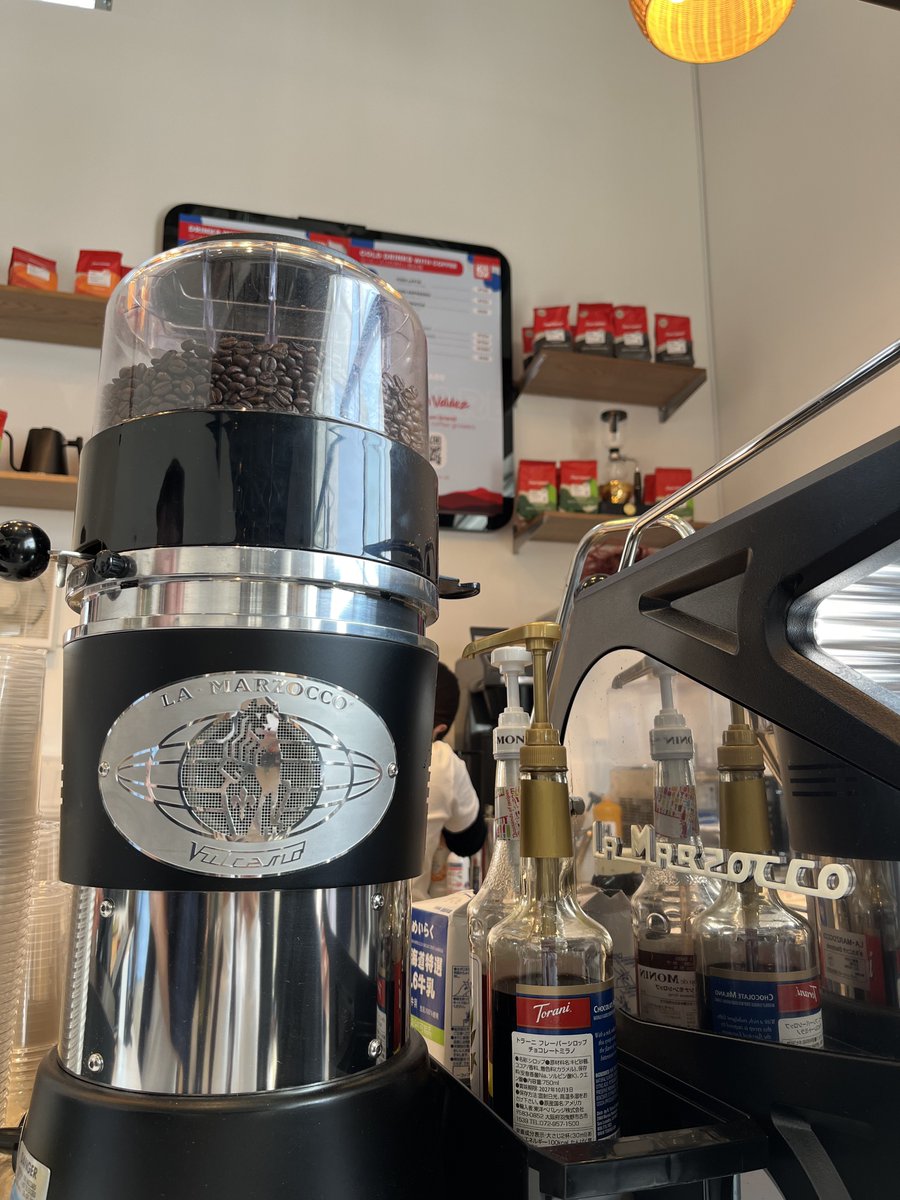 とにかく外暑いから冷たいもの欲して、コロンビア館でコロンビアコーヒー(アイスラテ)も飲んだ！普通にうまい◎
白い椅子とテーブルが置いてある側がコーヒーショップの入り口です☕️
#大阪・関西万博 #コロンビアパビリオン
