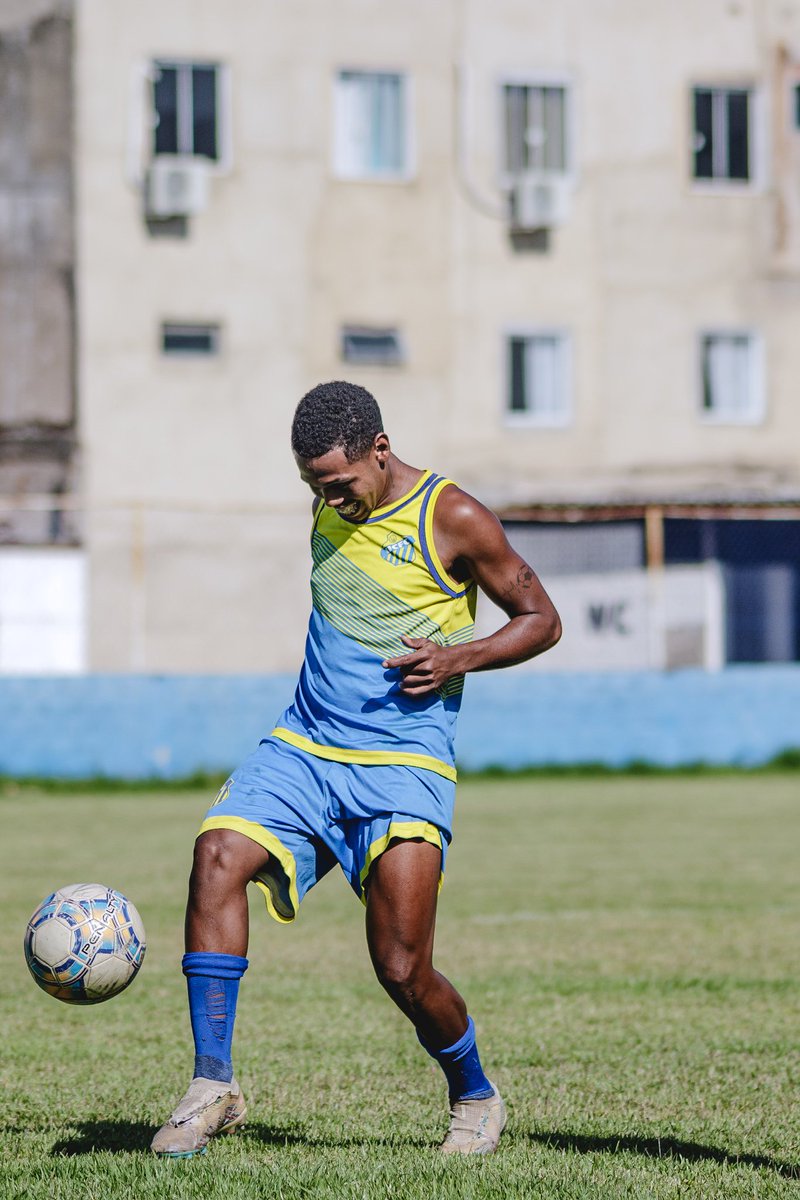 Deus sempre esteve e sempre estará no controle de tudo, trabalhe e confie no processo🙏🏾⚡⚽💙💛