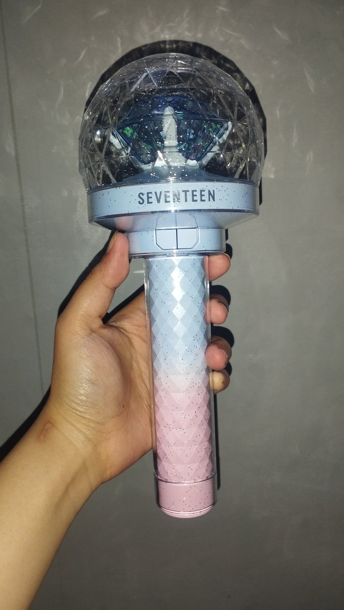 Jihoonieeeeee7's tweet photo. Di naman masakit yung matapon ng accidentally yung Carat Bong ko + beam album set na kakarating at kakabukas ko lang kahapon 🙃

ps. yan lng pic ko kase dat sa sat pa ko mag ayos ng parcel kase  gusto ko lng makita cbong 🫠 Sana dinko na lng binuksan 🙃 https://t.co/gjmXiCLC5M