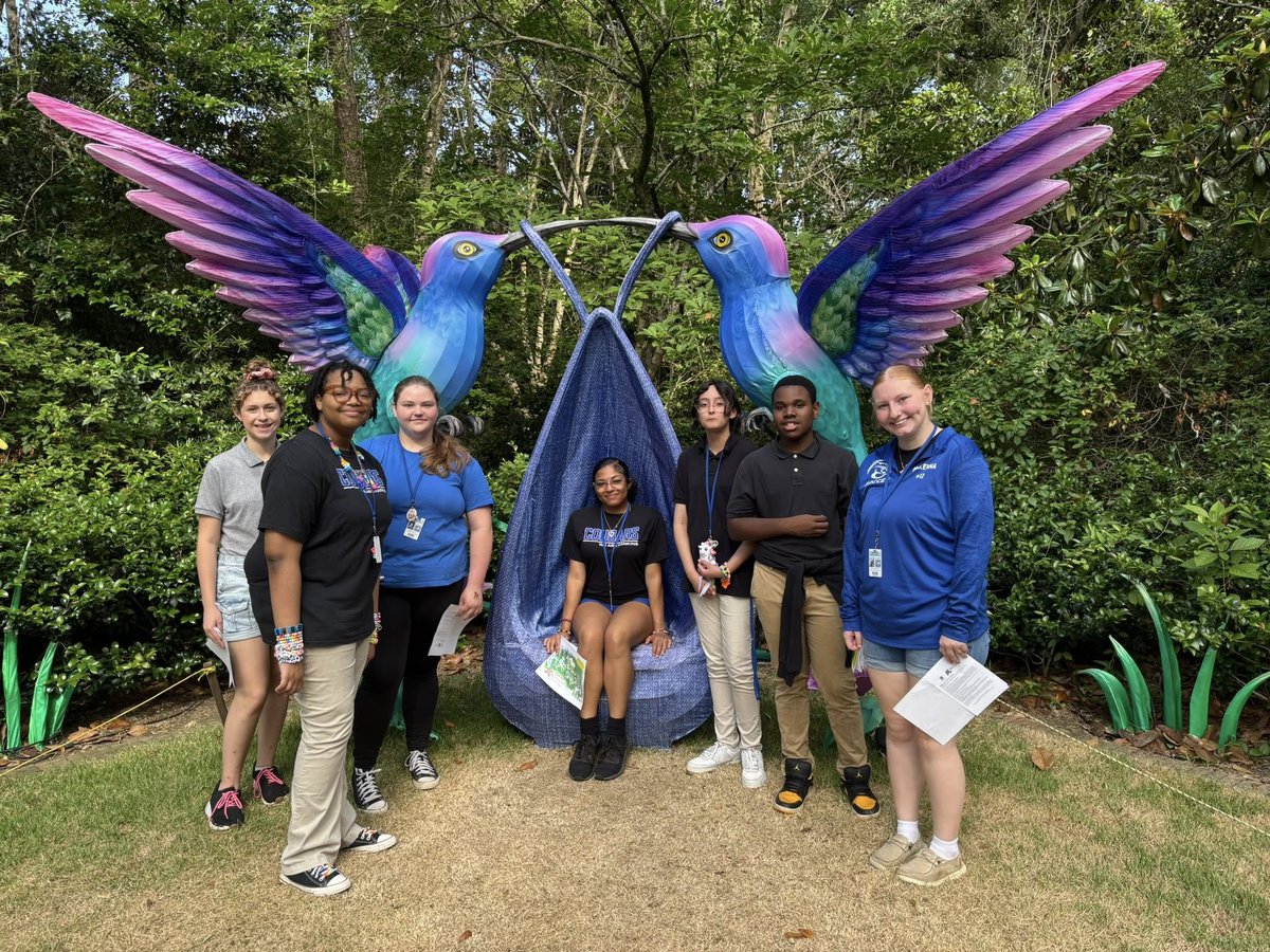 MobilePublicSch's tweet image. Hankins Middle School&apos;s Reading Royals recently visited Bellingrath Gardens to see the Chinese Lantern Festival and participate in a pollinator workshop. They took time to smell the roses and completed a scavenger hunt. #GrowingGREATNESS #LearningLeading