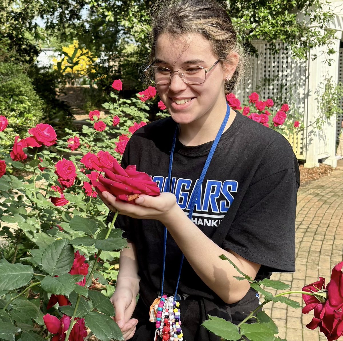MobilePublicSch's tweet image. Hankins Middle School&apos;s Reading Royals recently visited Bellingrath Gardens to see the Chinese Lantern Festival and participate in a pollinator workshop. They took time to smell the roses and completed a scavenger hunt. #GrowingGREATNESS #LearningLeading