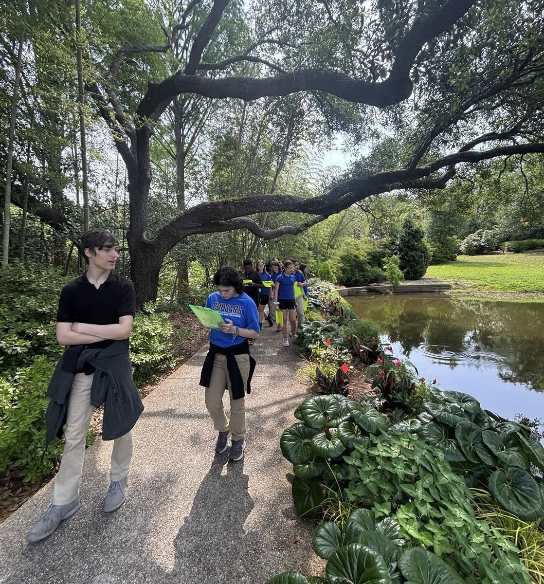 MobilePublicSch's tweet image. Hankins Middle School&apos;s Reading Royals recently visited Bellingrath Gardens to see the Chinese Lantern Festival and participate in a pollinator workshop. They took time to smell the roses and completed a scavenger hunt. #GrowingGREATNESS #LearningLeading