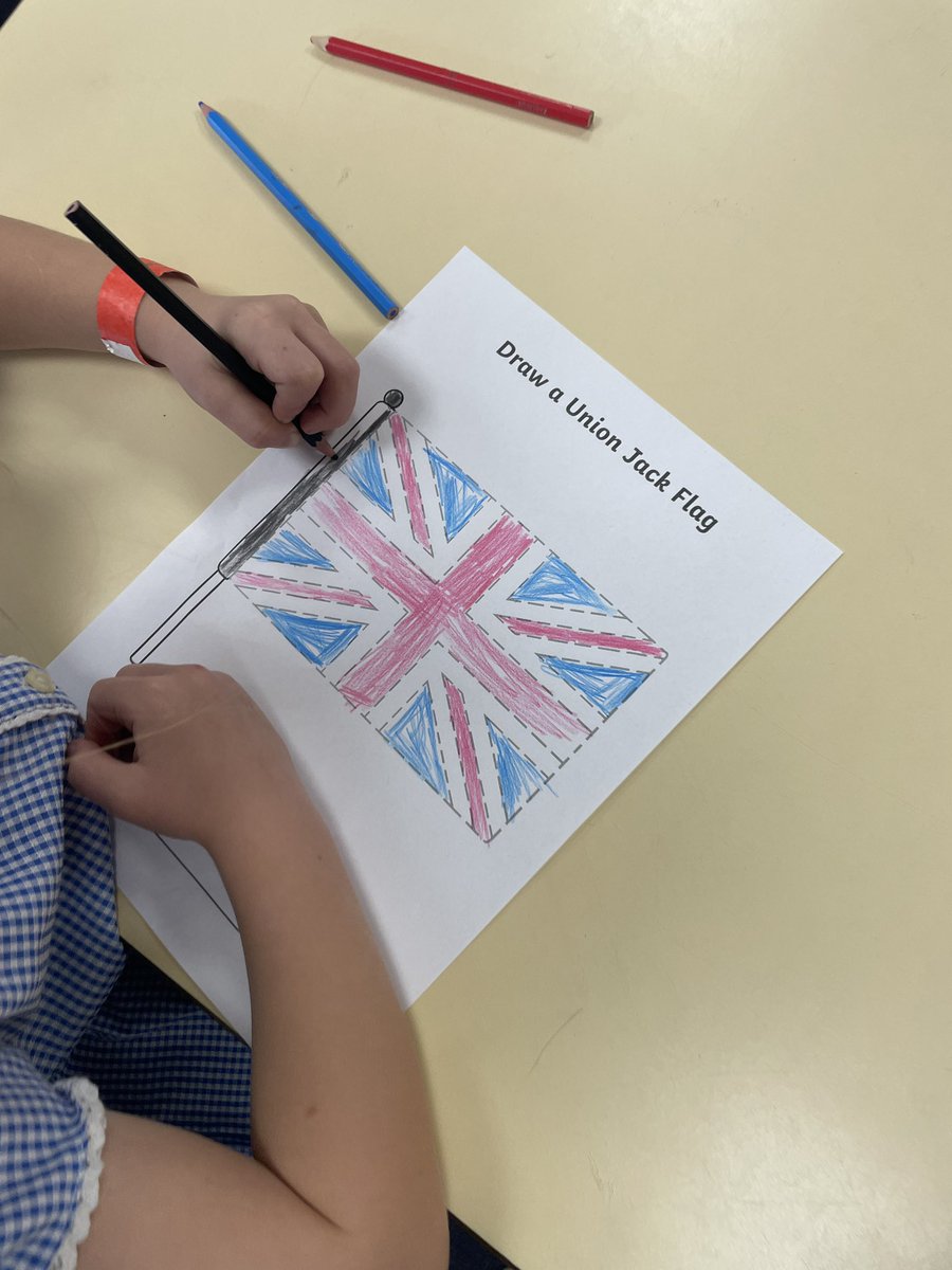 Year 2 have learnt about and celebrated VE Day today 🇬🇧