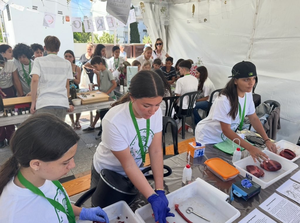Nuestro centro ha tenido una gran participación en la Feria de las Ciencias con varios expositores donde profesorado y estudiantes han podido mostrar sus estudios y experiencias de varias disciplinas científicas.